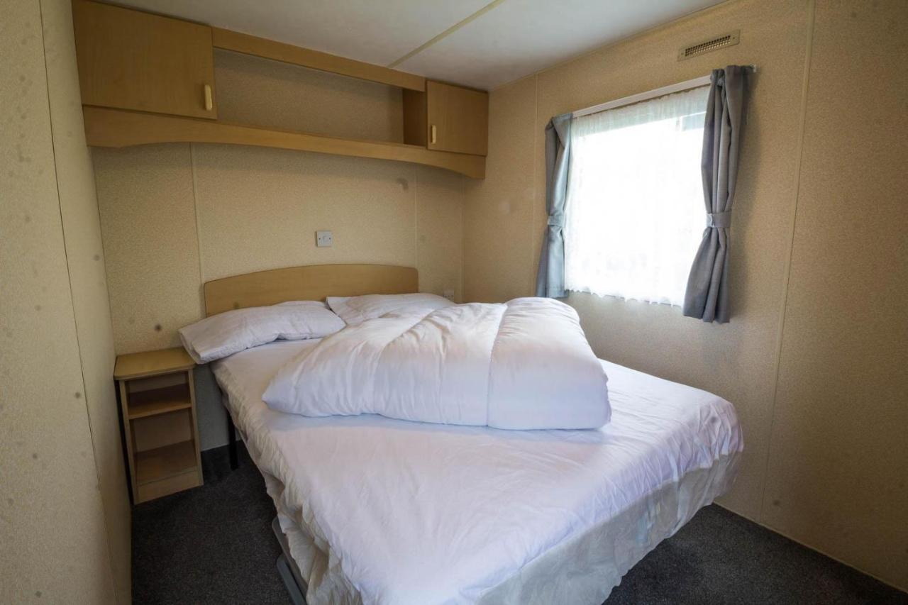 6 Berth Caravan For Hire At Manor Park Holiday Park In Norfolk Ref 23025T Hunstanton Zewnętrze zdjęcie